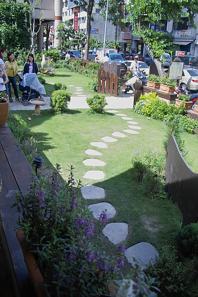 高雄市鄔珍那斯特庭園餐廳庭園全景.jpg