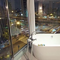 台北市喜瑞飯店精緻客房浴缸窗景2.JPG