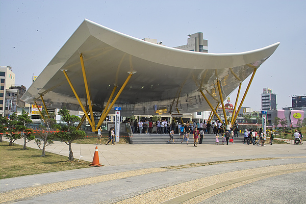 高雄市捷運中央公園站弧線.jpg