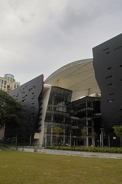 新加坡LASALLE學園及草坪.jpg