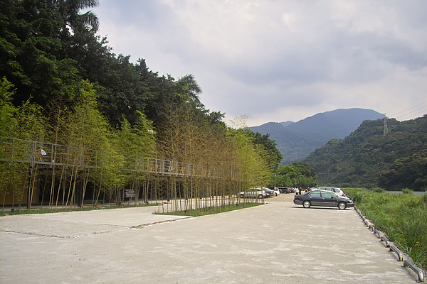 台北縣名流水岸慢食藝術館停車場.jpg