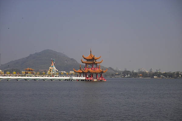 高雄左營蓮池潭五里亭遠景.jpg