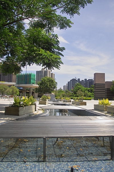 高雄市內惟埤美術園區噴泉廣場水道.jpg