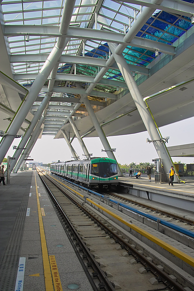 高雄市捷運世運站捷運列車進站.jpg