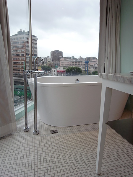 台北市喜瑞飯店精緻客房浴缸窗景5.JPG