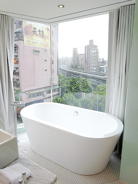 台北市喜瑞飯店精緻客房浴缸窗景7.JPG
