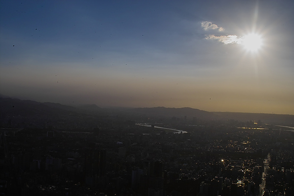 101凌雲景觀+烈日.jpg