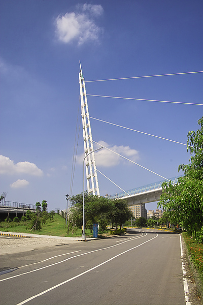 新竹縣竹北市縣立體育館人行步道斜張橋與周邊道路.jpg