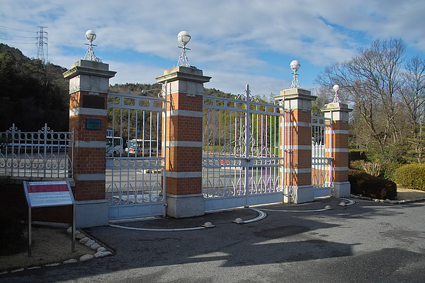 日本愛知縣犬山市明治村第八高等學校正門.jpg