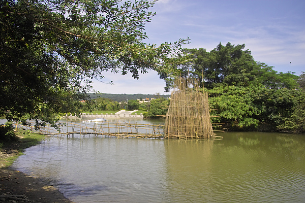 高雄市內惟埤美術園區人工生態湖裝置藝術.jpg