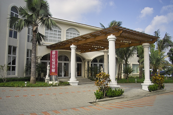 台南縣永康市台南商務會館維拉庭園餐廳正門側影.jpg