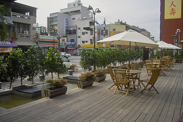 台南縣新化鎮新化街役場‧水灣餐廳大門露天空間水池.jpg