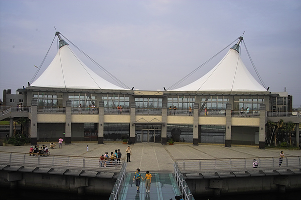 高雄縣茄萣鄉興達港情人碼頭水岸建築大正面.jpg