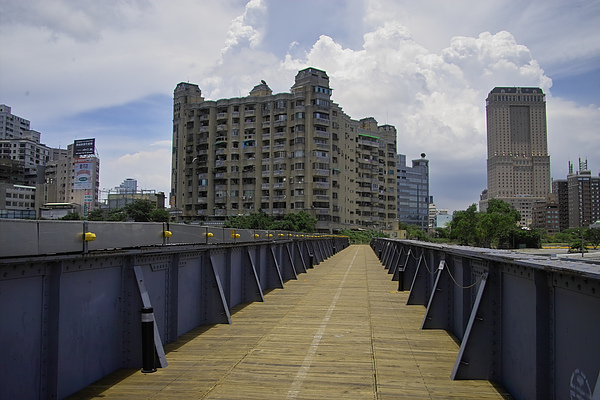 高雄市12號碼頭旅客服務中心旁鐵道改造.jpg