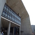 桃園縣中壢市元智大學圖書館大門線條.JPG