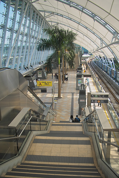 香港迪士尼樂園欣澳車站月台全景.jpg