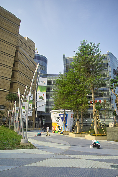 高雄市夢時代購物中心試營運入夢口全景.jpg