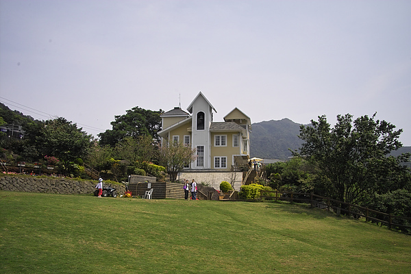 台北北投發現花園餐廳建築+草坪.jpg