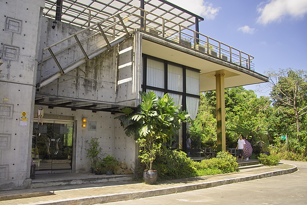 桃園縣龍潭鄉遊戲人間咖啡館主建築全景.jpg