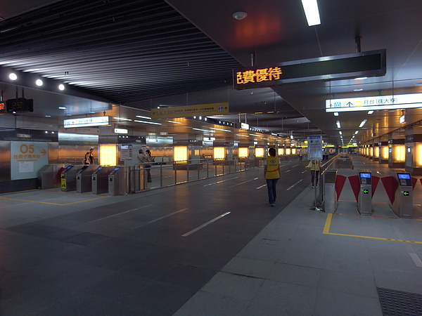 高雄市捷運美麗島站紅橘線轉乘大廳.JPG