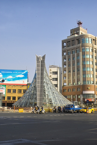 高雄市捷運美麗島站從地心竄出.jpg