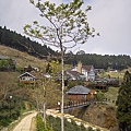 新竹縣五峰鄉山上人家餐廳遠景.jpg