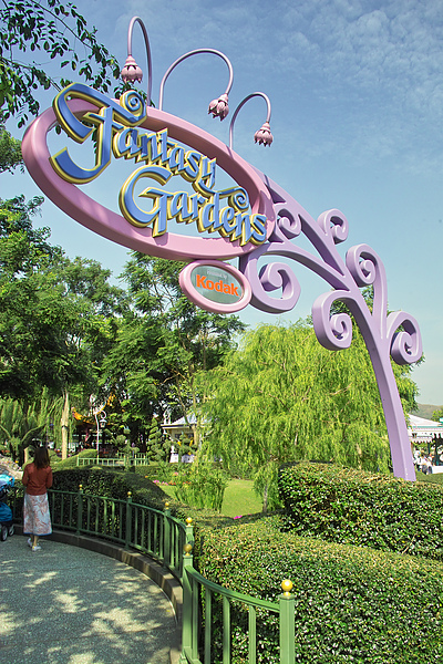 香港迪士尼樂園夢想花園入口.jpg
