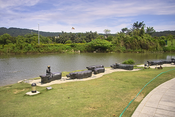 高雄市內惟埤美術園區人工生態湖裝置藝術2.jpg