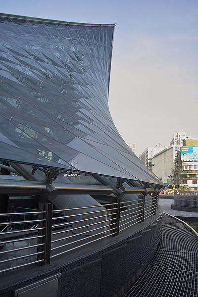 高雄市捷運美麗島站貝狀屋頂弧線3.jpg