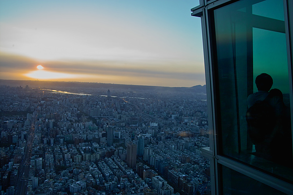 101凌雲景觀+夕陽+窗外.jpg