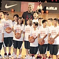 LeBron James 於 Nike Just Do It 籃球訓練營中與伊甸基金會小朋友合照.JPG