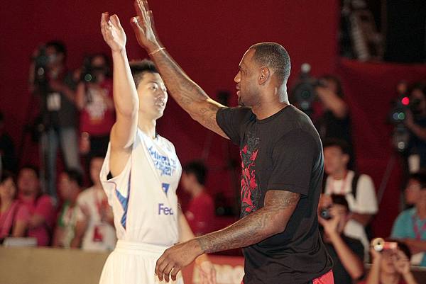 LeBron James 於 Nike Just Do It 籃球訓練營中與U19世青隊員胡瓏貿擊掌.JPG