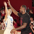 LeBron James 於 Nike Just Do It 籃球訓練營中與U19世青隊員胡瓏貿擊掌.JPG