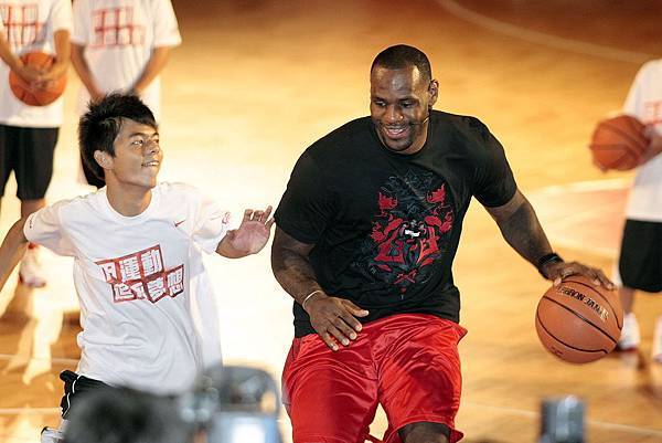 LeBron James 與伊甸基金會小朋友一對一鬥牛.JPG