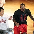 LeBron James 與伊甸基金會小朋友一對一鬥牛.JPG