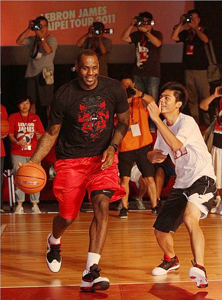 伊甸基金會小朋友在鬥牛中防守LeBron James.jpg