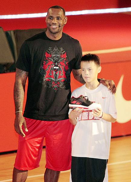 LeBron James 贈送 Ambasaddor III 給伊甸基金會小朋友.JPG