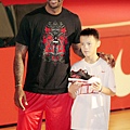 LeBron James 贈送 Ambasaddor III 給伊甸基金會小朋友.JPG