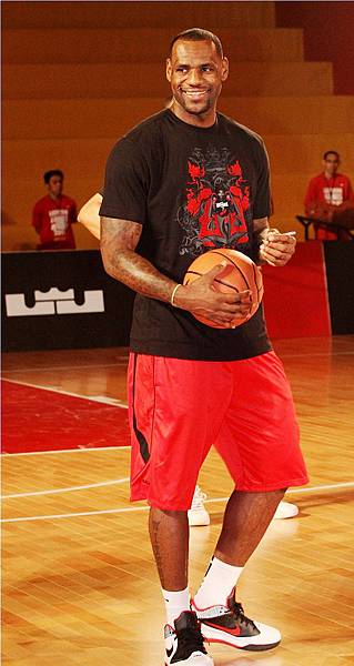 LeBron James 擔任 Nike Just Do It 籃球訓練營總教練.jpg