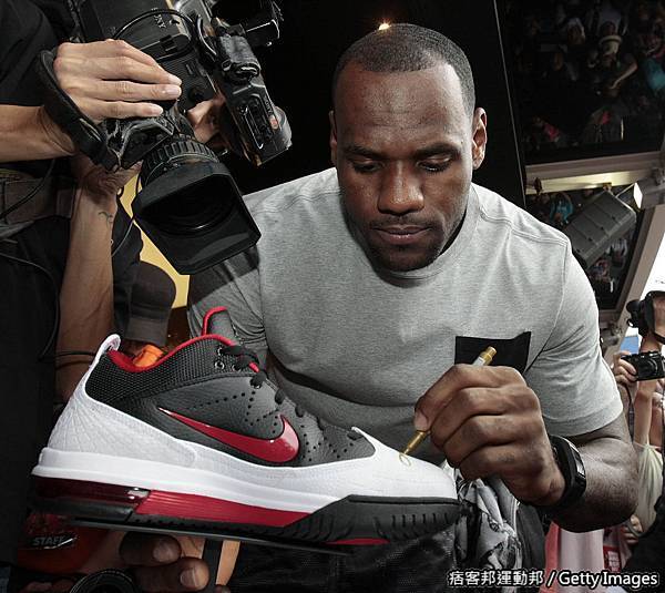 LeBron 為最新 Ambassador IV 鞋款親筆簽名.jpg