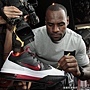 LeBron 為最新 Ambassador IV 鞋款親筆簽名.jpg