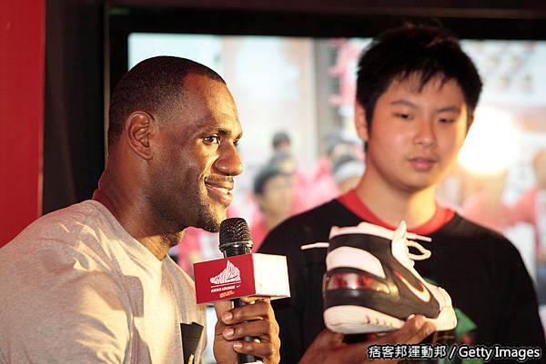 LeBron 與幸運球迷互動分享Nike球鞋小故事.jpg