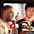 LeBron 與幸運球迷互動分享Nike球鞋小故事.jpg