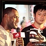 LeBron 與幸運球迷互動分享Nike球鞋小故事.jpg