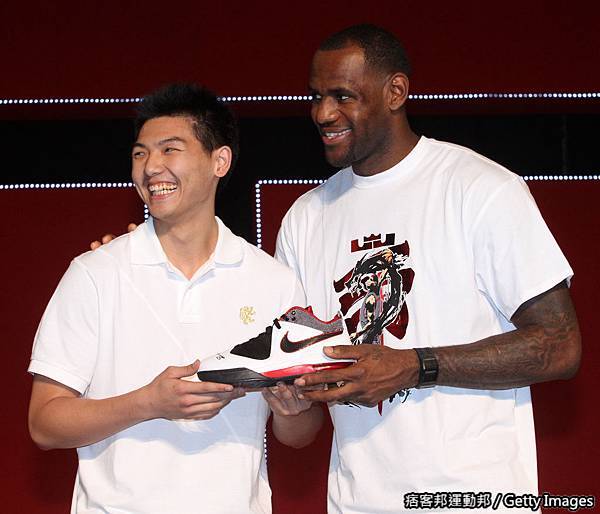 Nike 球星 LeBron James 贈送簽名球鞋Ambassador IV給U19代表球員胡瓏貿 鼓勵用運動繼續努力傾注對籃球的熱愛.jpg