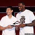 Nike 球星 LeBron James 贈送簽名球鞋Ambassador IV給U19代表球員胡瓏貿 鼓勵用運動繼續努力傾注對籃球的熱愛.jpg