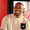 LeBron 與台灣北、中、南三地的球迷用運動交流對球鞋的熱愛.jpg