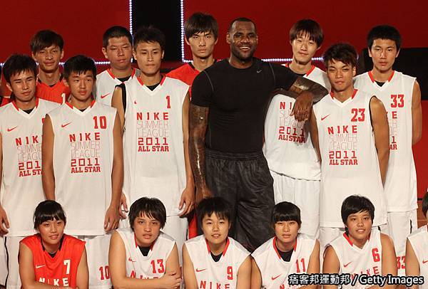 LeBron 與 NSL 明星隊員合影.jpg