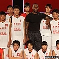 LeBron 與 NSL 明星隊員合影.jpg