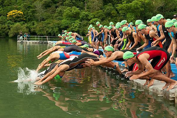 全程男子組選手開賽下水畫面.jpg 全程男子組選手開賽下水畫面.jpg